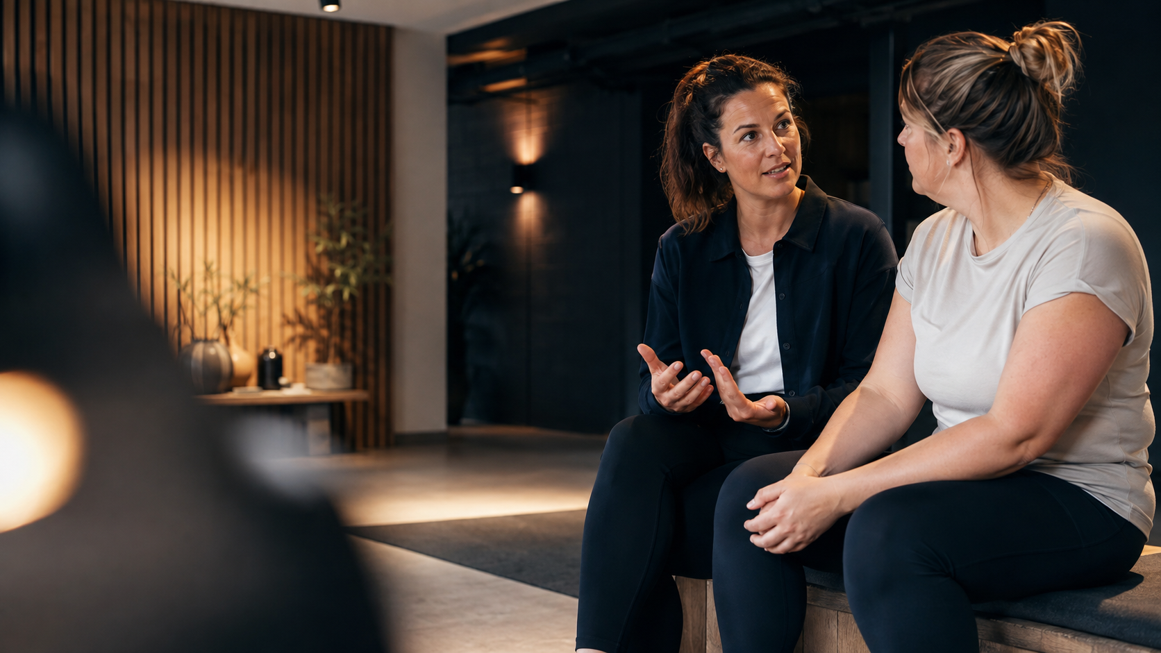 Sfeerbeeld van een persoonlijk gesprek tussen een coach en een deelnemer